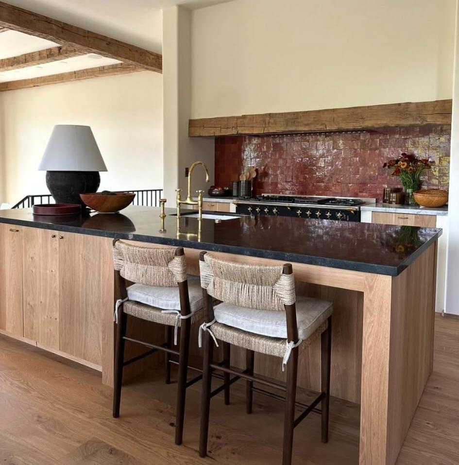 Cocina residencial con isla de madera